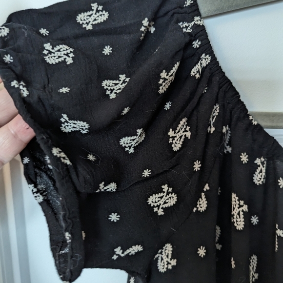 Jennifer black floral romper, off shoulder or on, big key hole in back - Picture 5 of 7